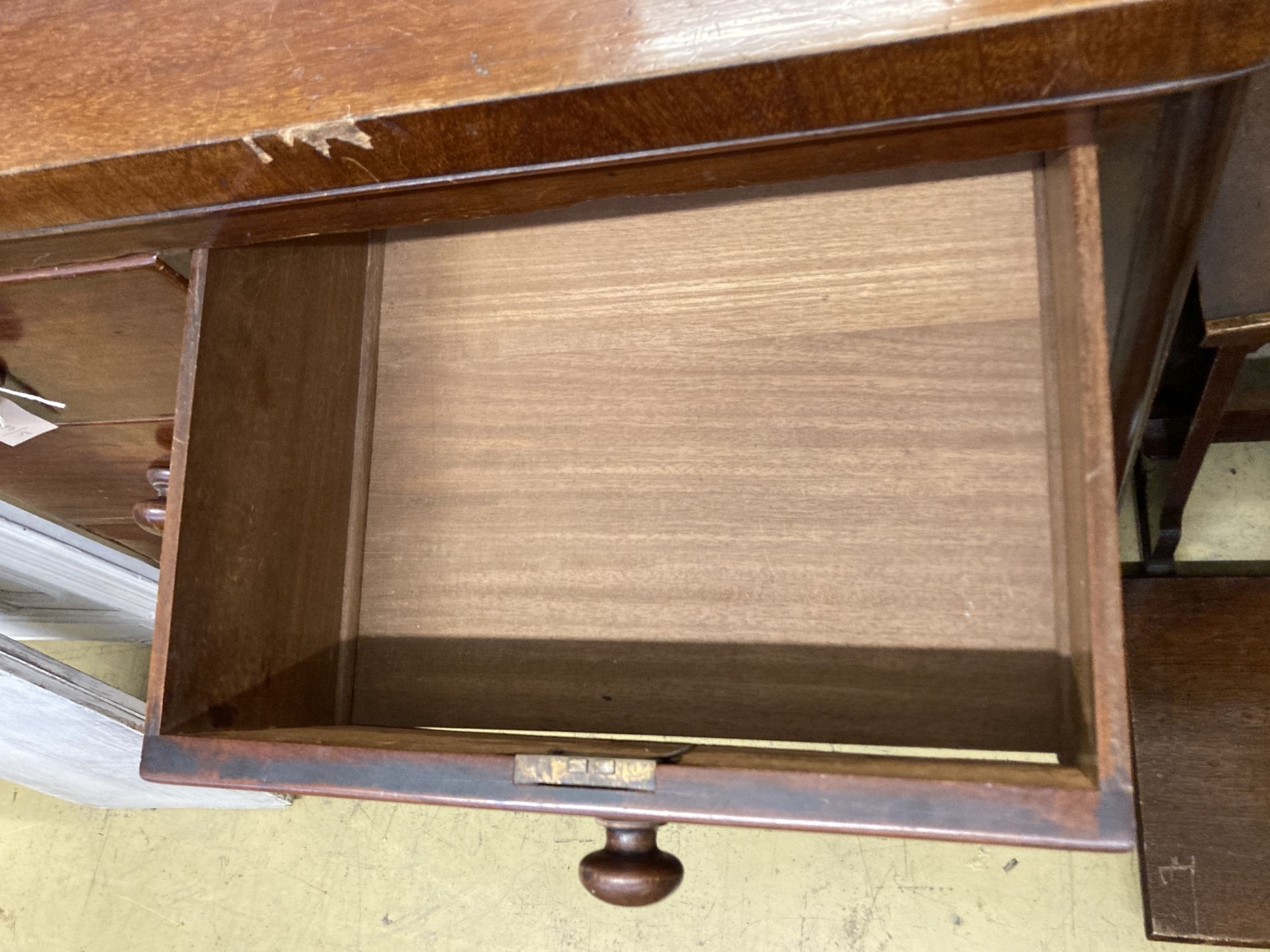 A Victorian mahogany chest of drawers, width 102cm, depth 46cm, height 108cm